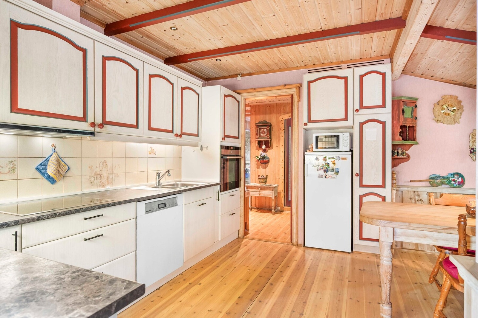 Hvitevarer bestående av integrert stekeovn og nedfelt platetopp, ventilator i overskap med mekanisk avtrekk, samt frittstående kjøleskap og oppvaskmaskin, medfølger salget. Galleribilde