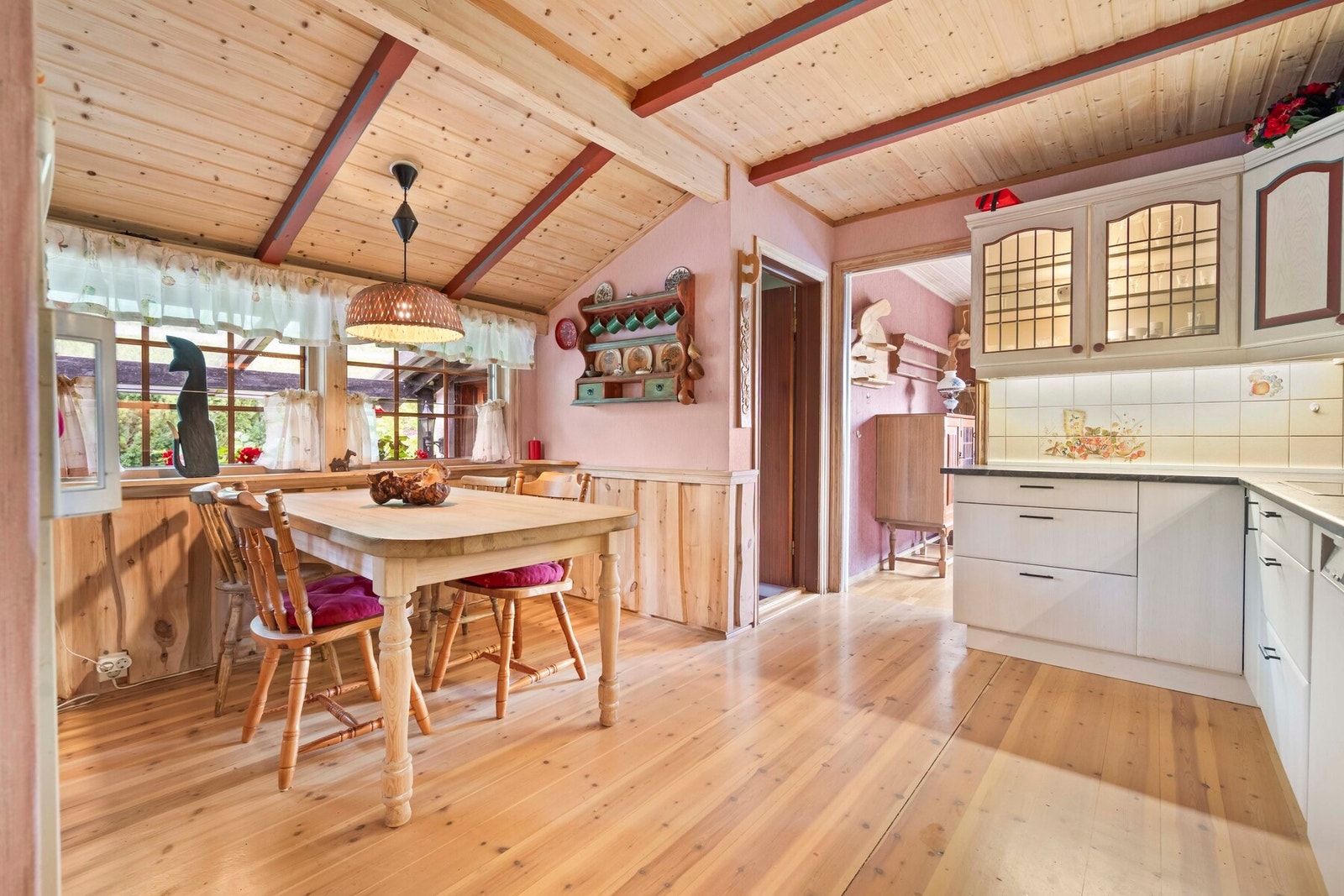 Boligen har et separat kjøkken med tilkomst fra stuen. Galleribilde