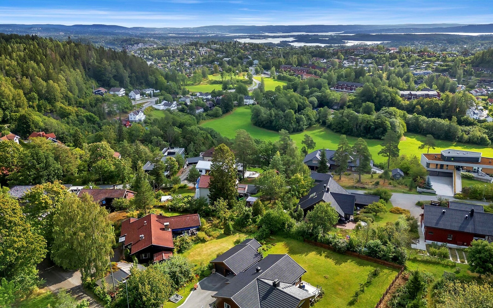 Boligen passer perfekt for familier som ønsker nærhet til naturen, samtidig som det er kort reisevei til Sandvika og Oslo. Galleribilde
