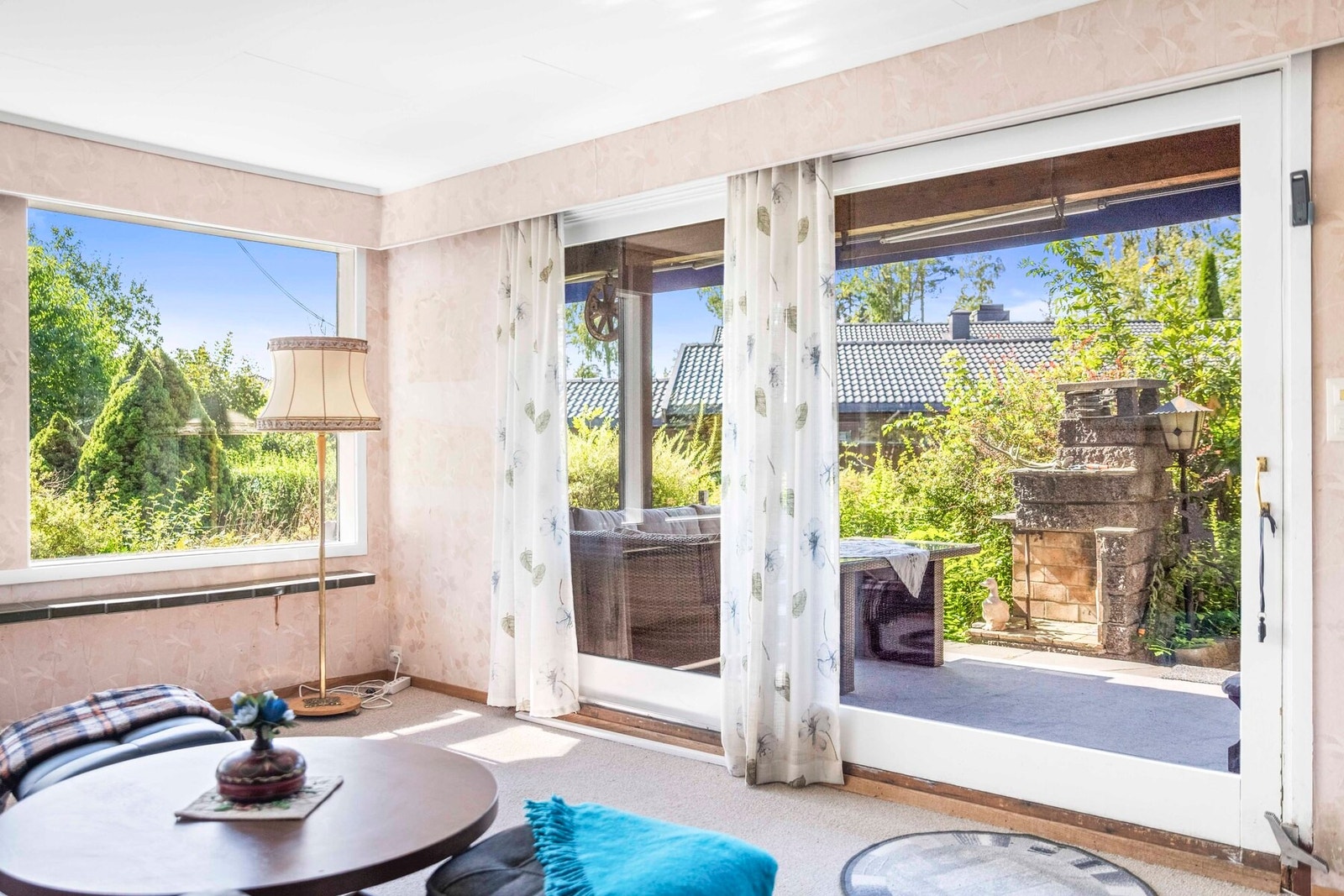 Fra vinterhagen er det utgang til en platting på 27 kvm. Galleribilde