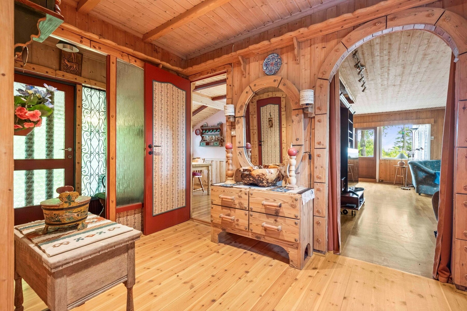 Gangen har gulv belagt med parkett og vegger av trekledning. Galleribilde