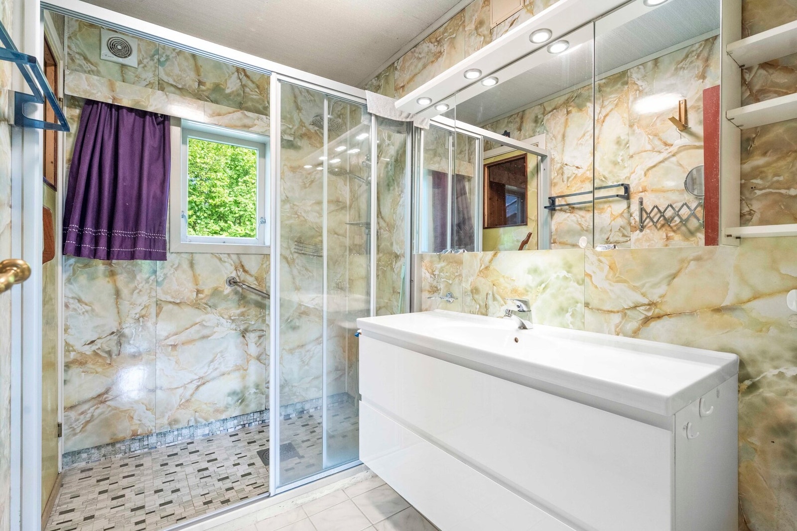 Boligen har et romslig bad fra byggeår med behagelig gulvvarme. Galleribilde