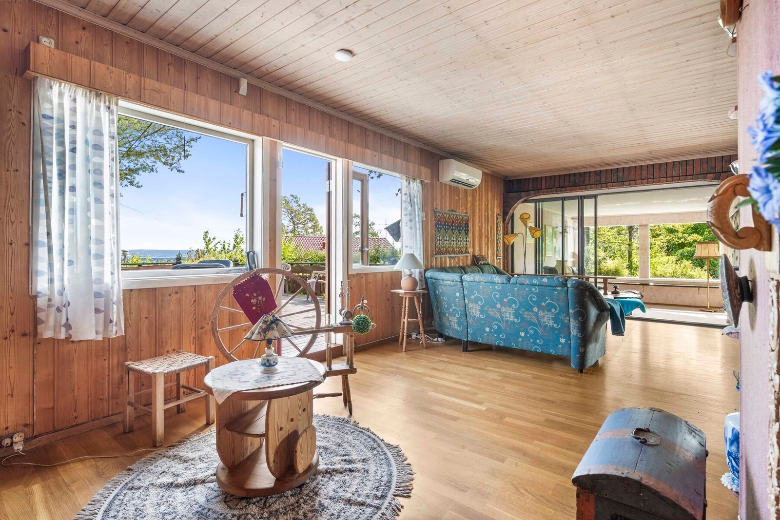 Fra stuen er det to utganger til boligens uteplasser. Galleribilde