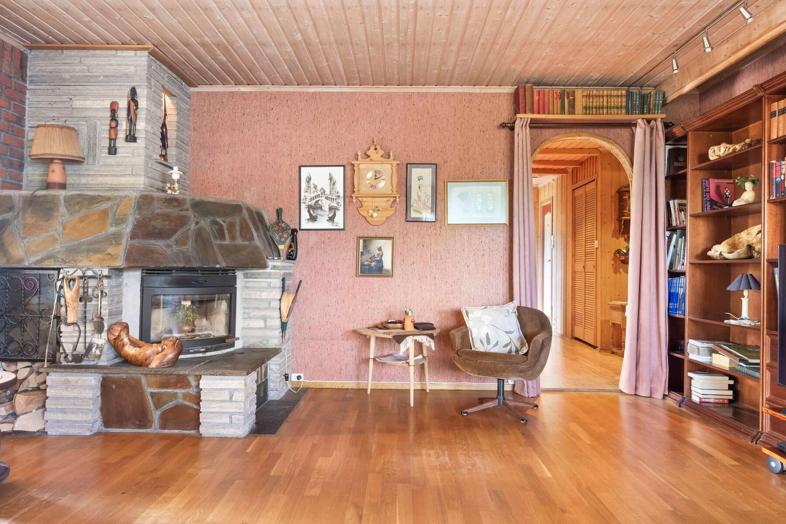 Stuen har gulv belagt med parkett og tapetserte vegger. Galleribilde