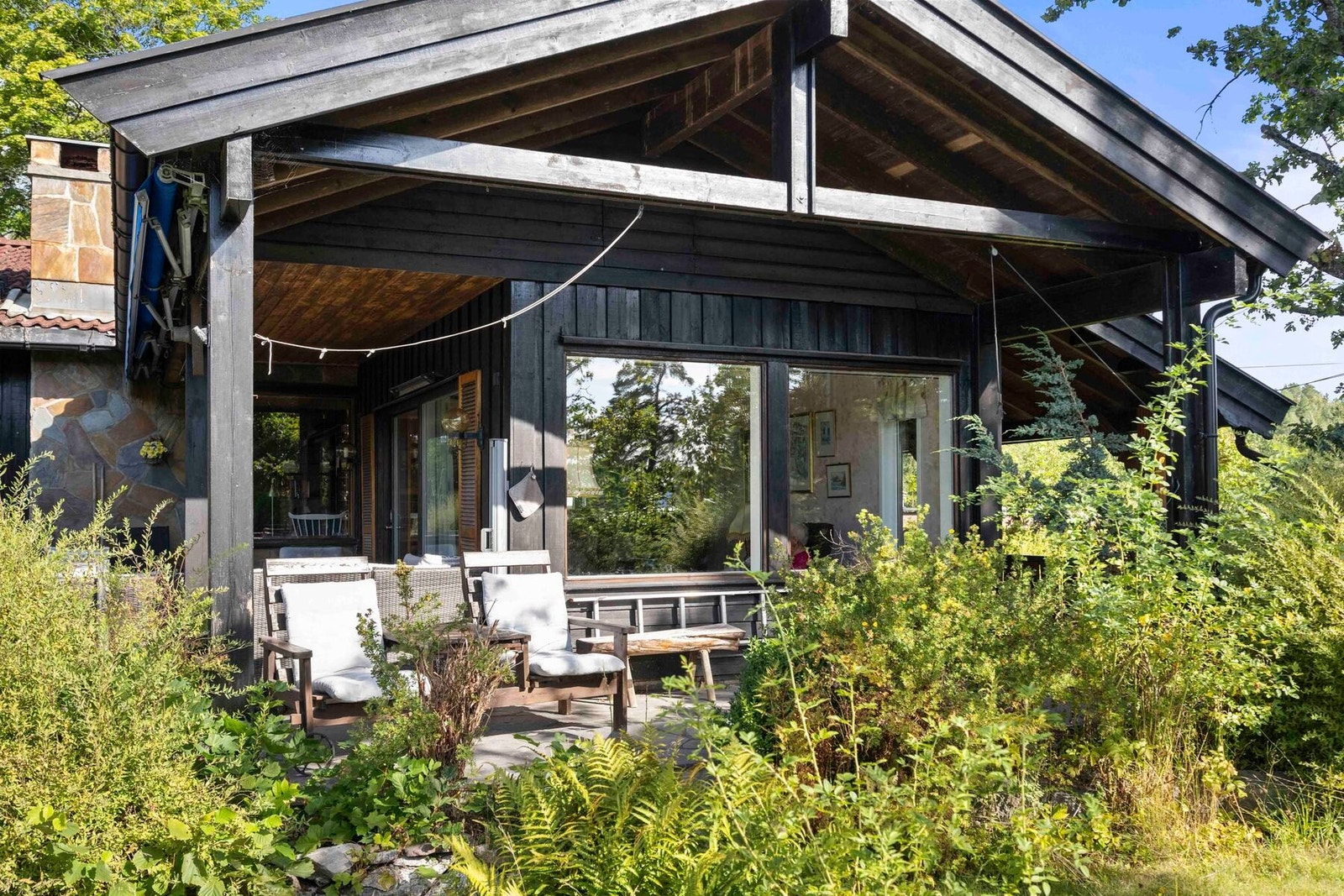 Omkranset av grønne planter som skjermer mot innsyn. Galleribilde