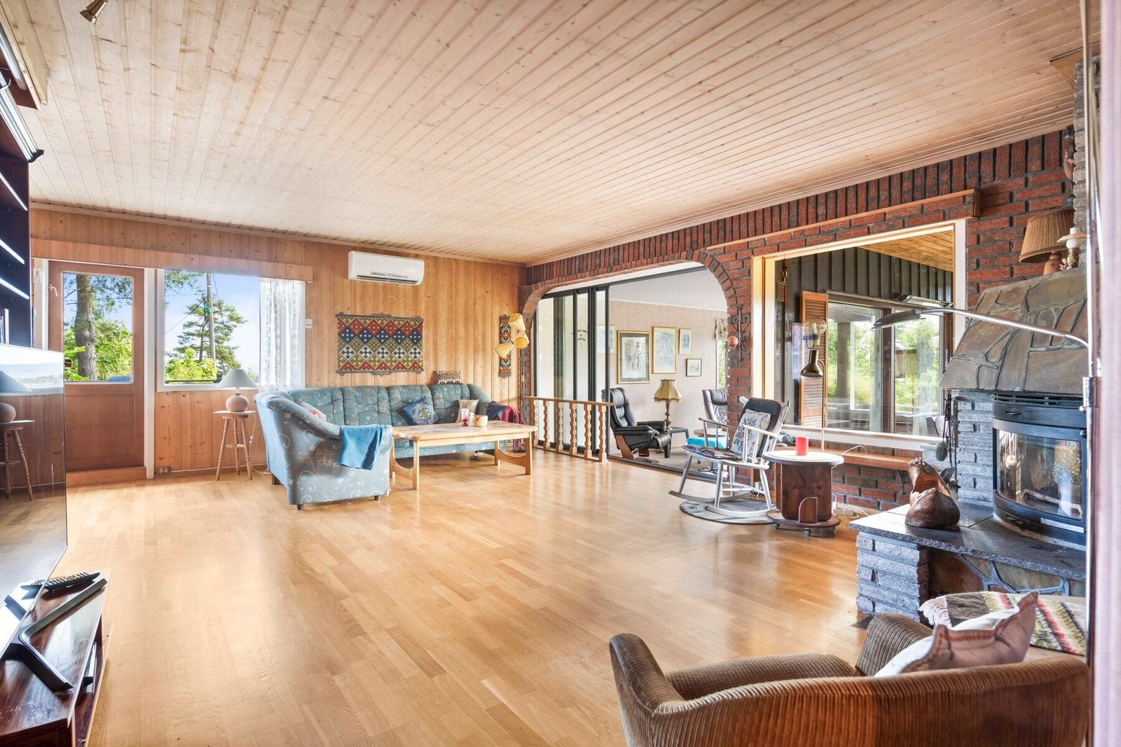 Boligens sosiale sone er innbydende med store vindusflater som gir godt med lysinnslipp. Galleribilde