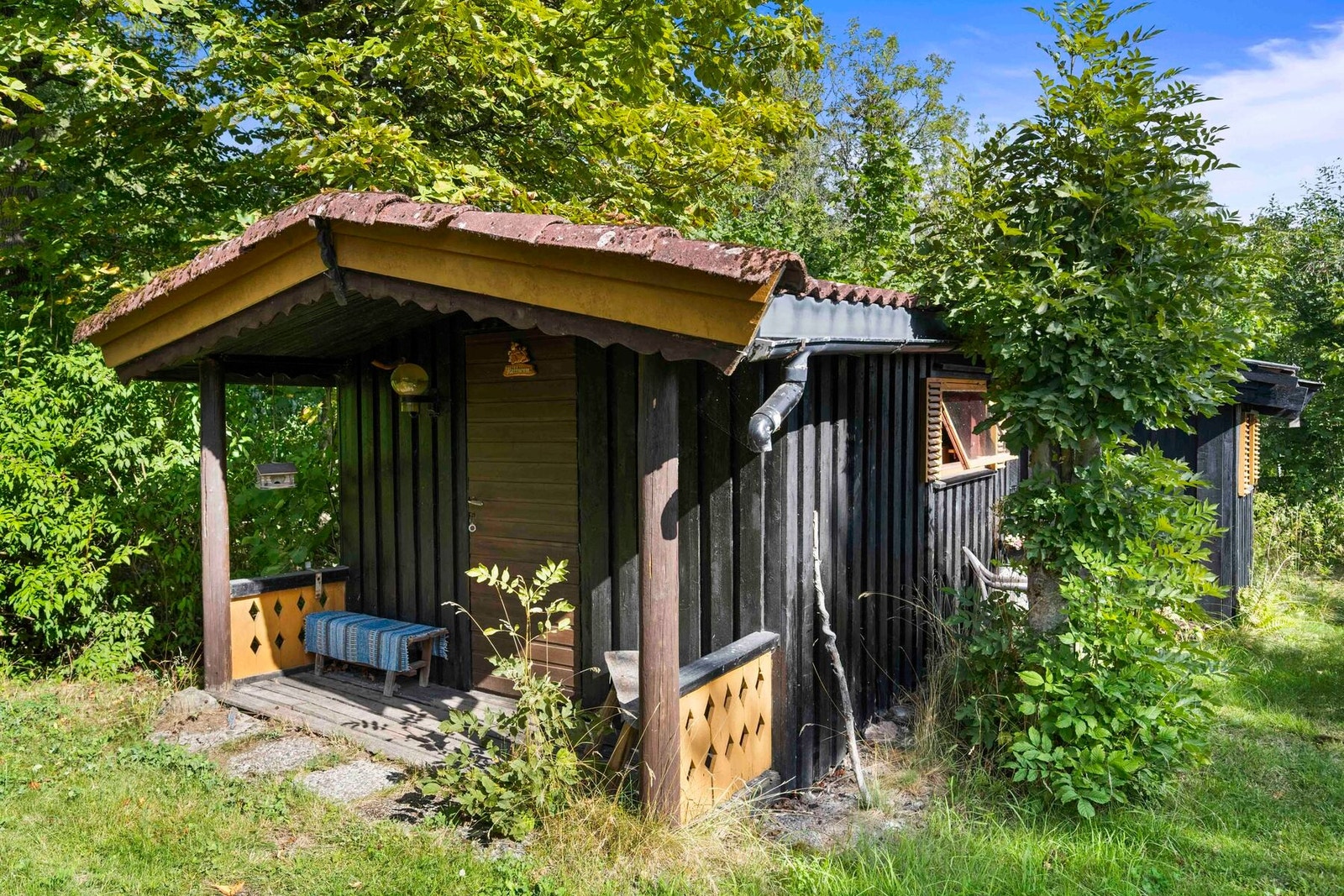 I hagen er det bygget et uthus, som selger tidligere har benyttet som lekestue, kontor og gjesterom ved overnatting. Galleribilde