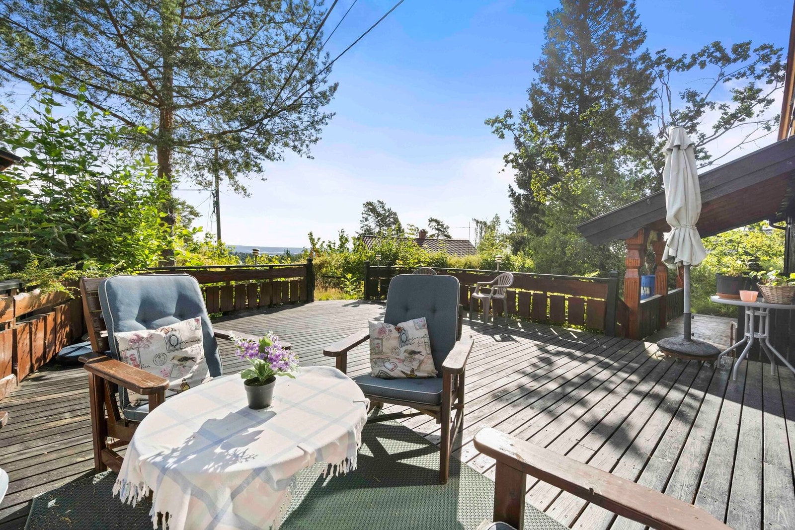 Her har du rikelig med plass til utemøblement, grill og dekor. Galleribilde