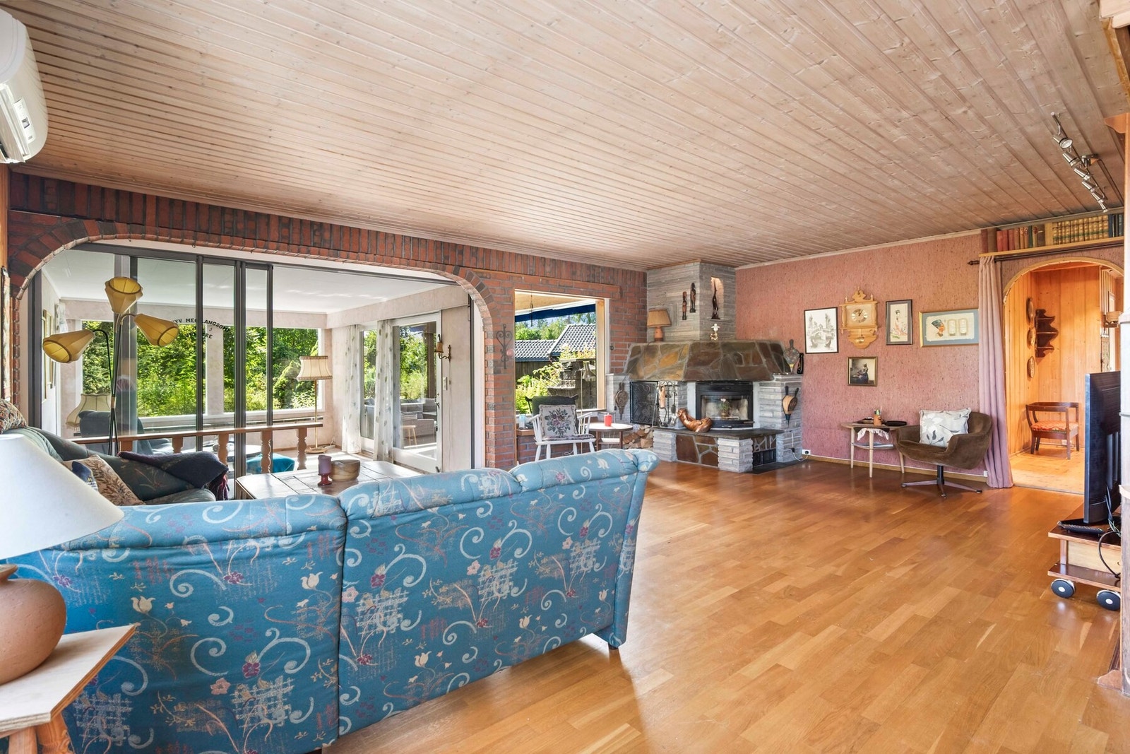 Stuen er romslig med plass til ulike soner for avslapping. Galleribilde