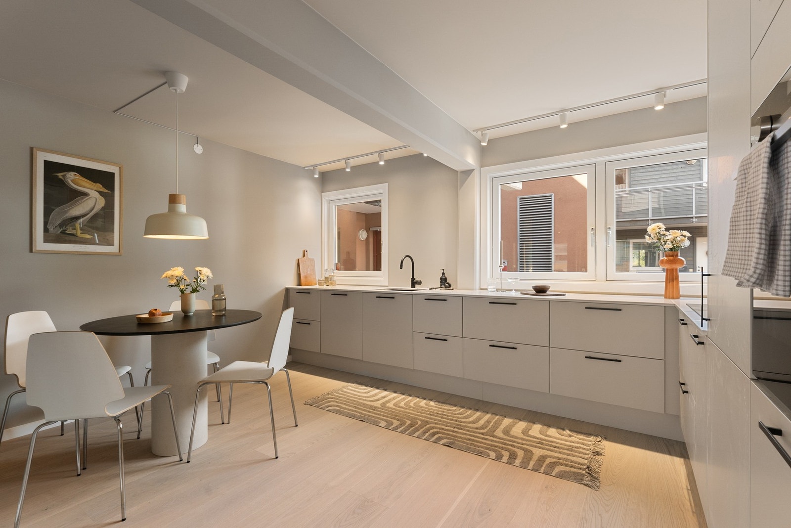 Lekkert nytt kjøkken med hyggelis spiseplass Galleribilde
