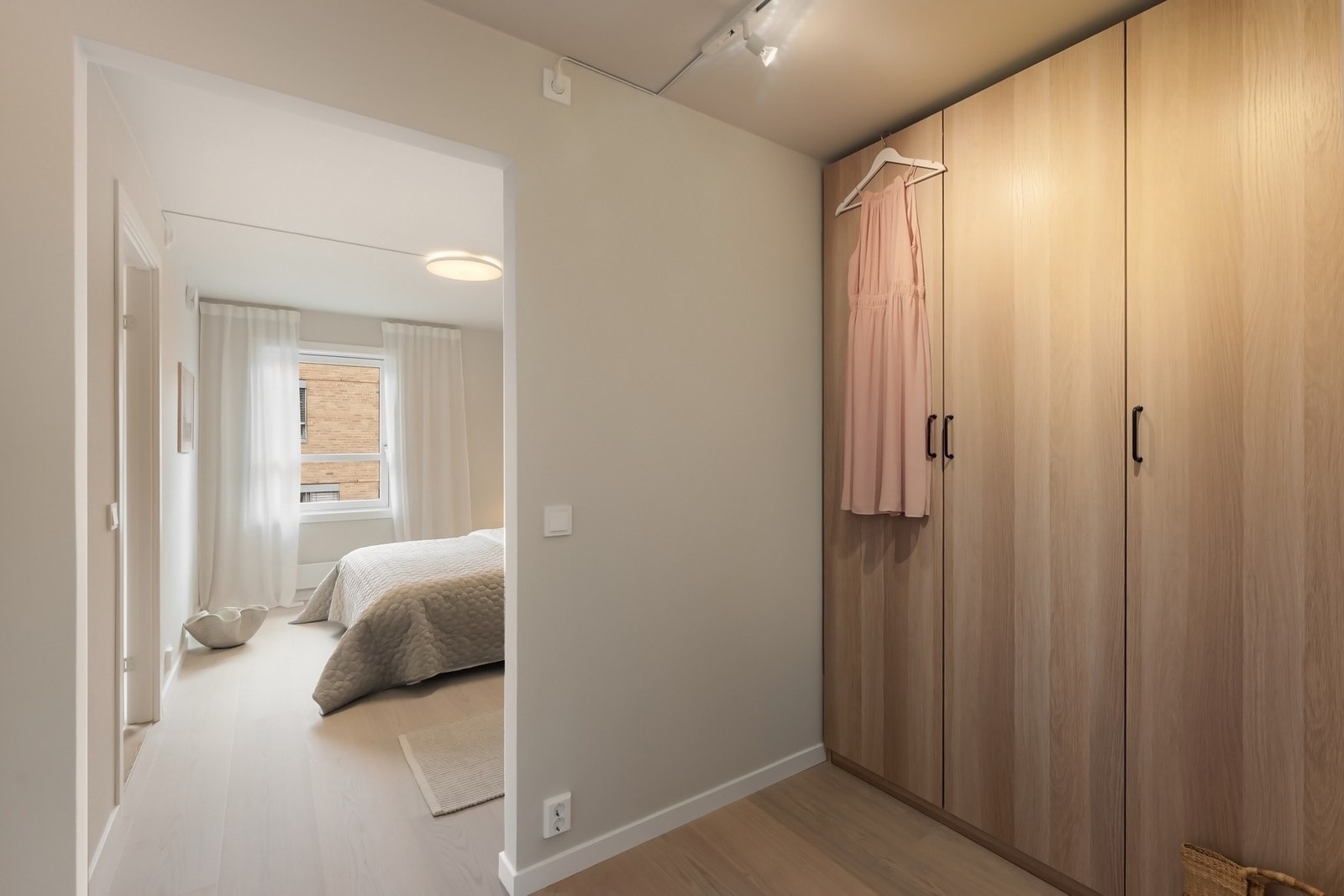 Walk-in-closet hovedsoverom. Galleribilde