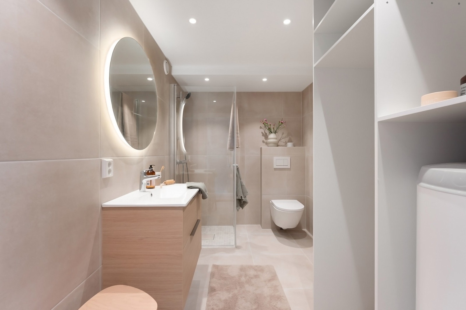 Begge badene fremstår delikate og ble pusset opp i 2025. Galleribilde