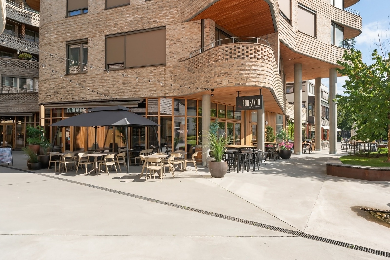 Rett ved boligen finner du sjarmerende restauranter og caféer. Galleribilde