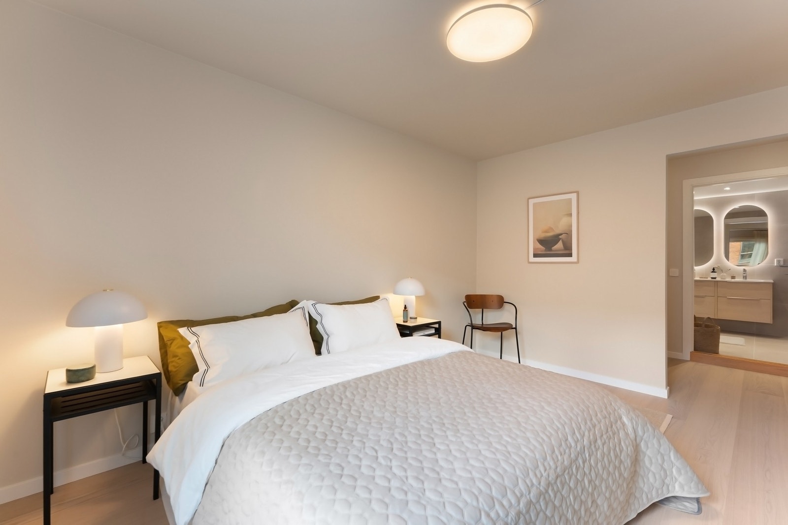 Hovedsoverom med direkte tilgang til walk-in-closet og bad. Galleribilde