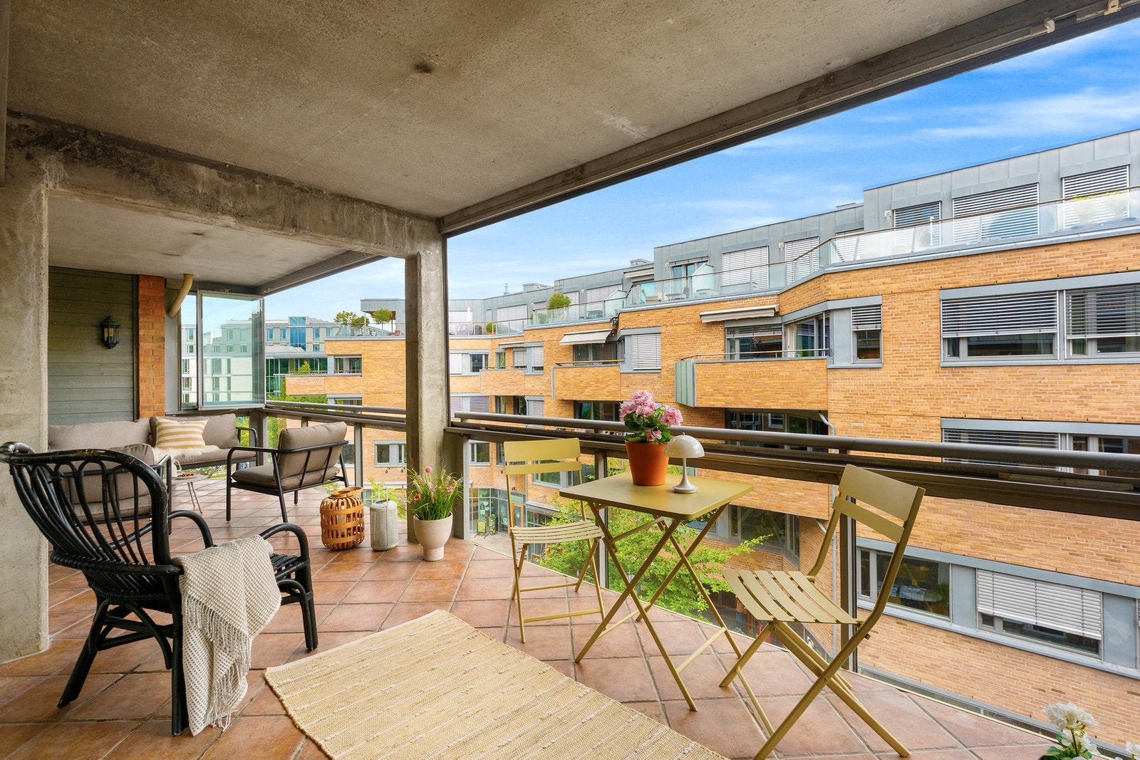 Balkongen er overbygd og innglasset, hvor vinduene kan skyves til siden. Galleribilde