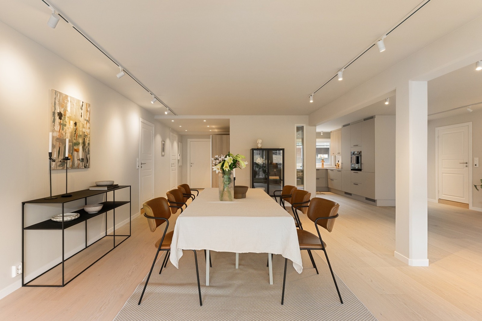 Lys og luftig stue med god plass til møblering i flere soner. Galleribilde