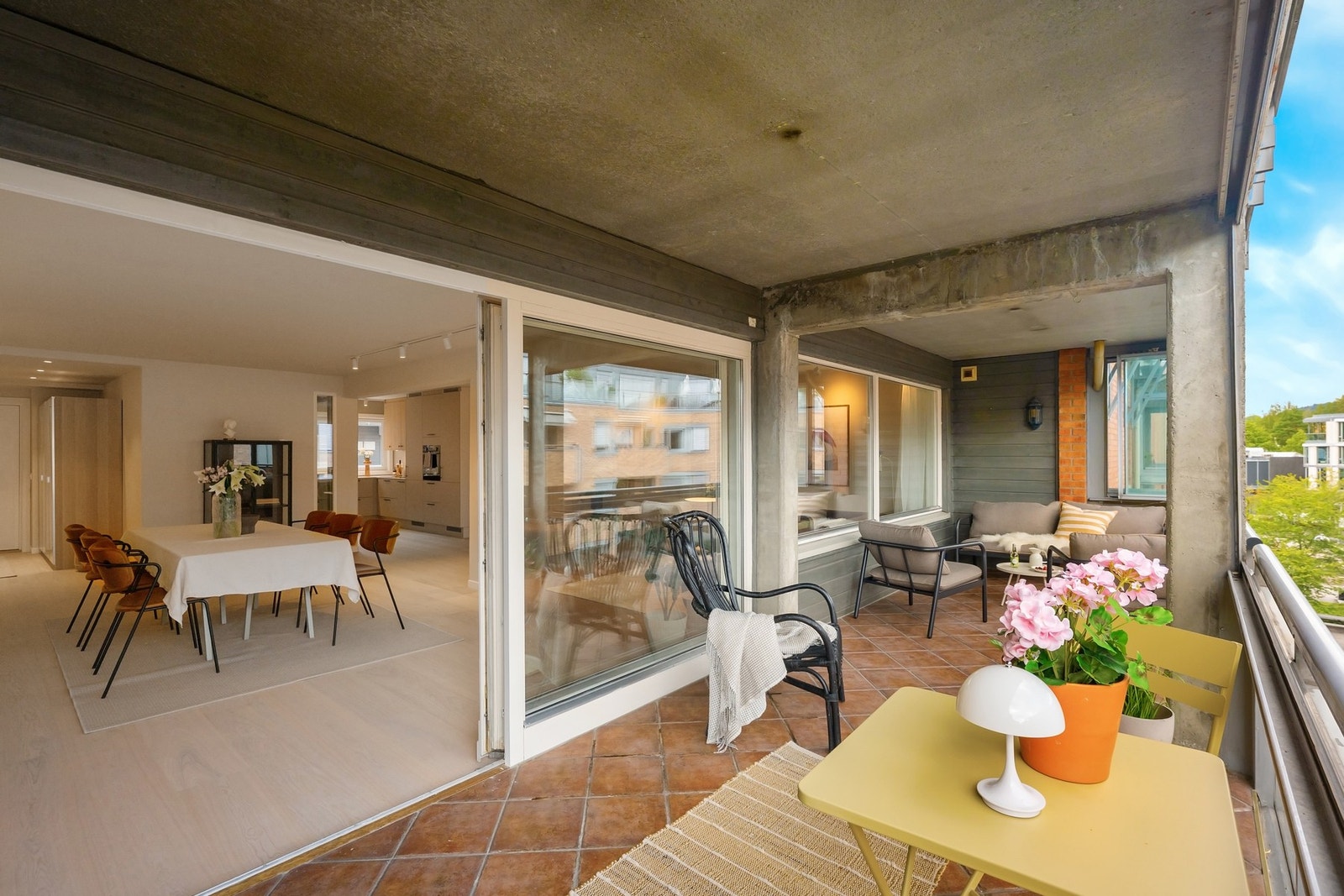 Fra stuen er det utgang til en herlig balkong på 19 kvm. Galleribilde