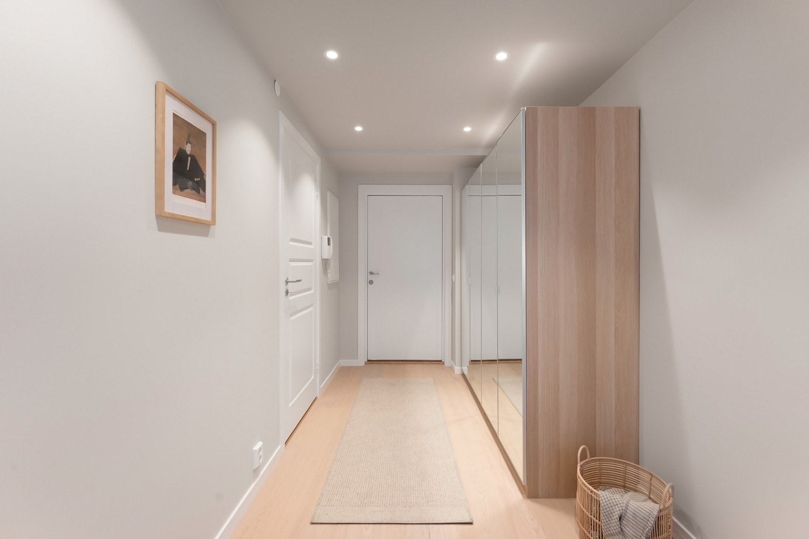 Entrè/ gang med rikelig garderobeplass. Galleribilde