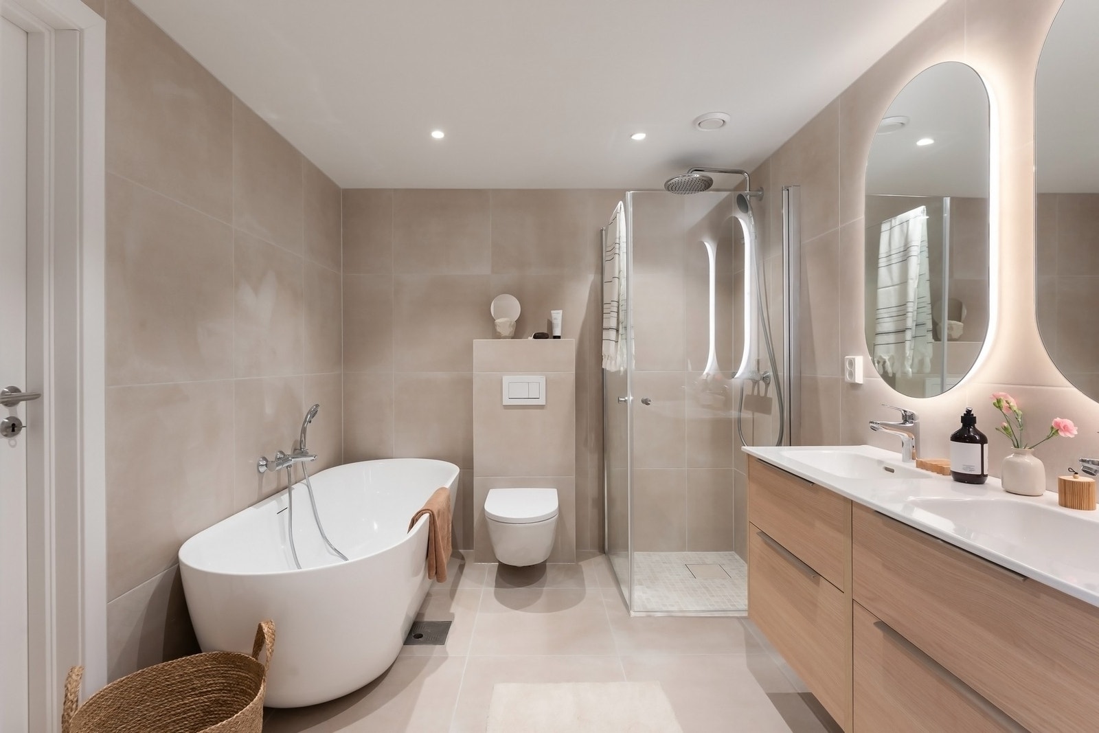 Dette badet har to innganger. Blant annet direkte fra hovedsoverommet. Galleribilde