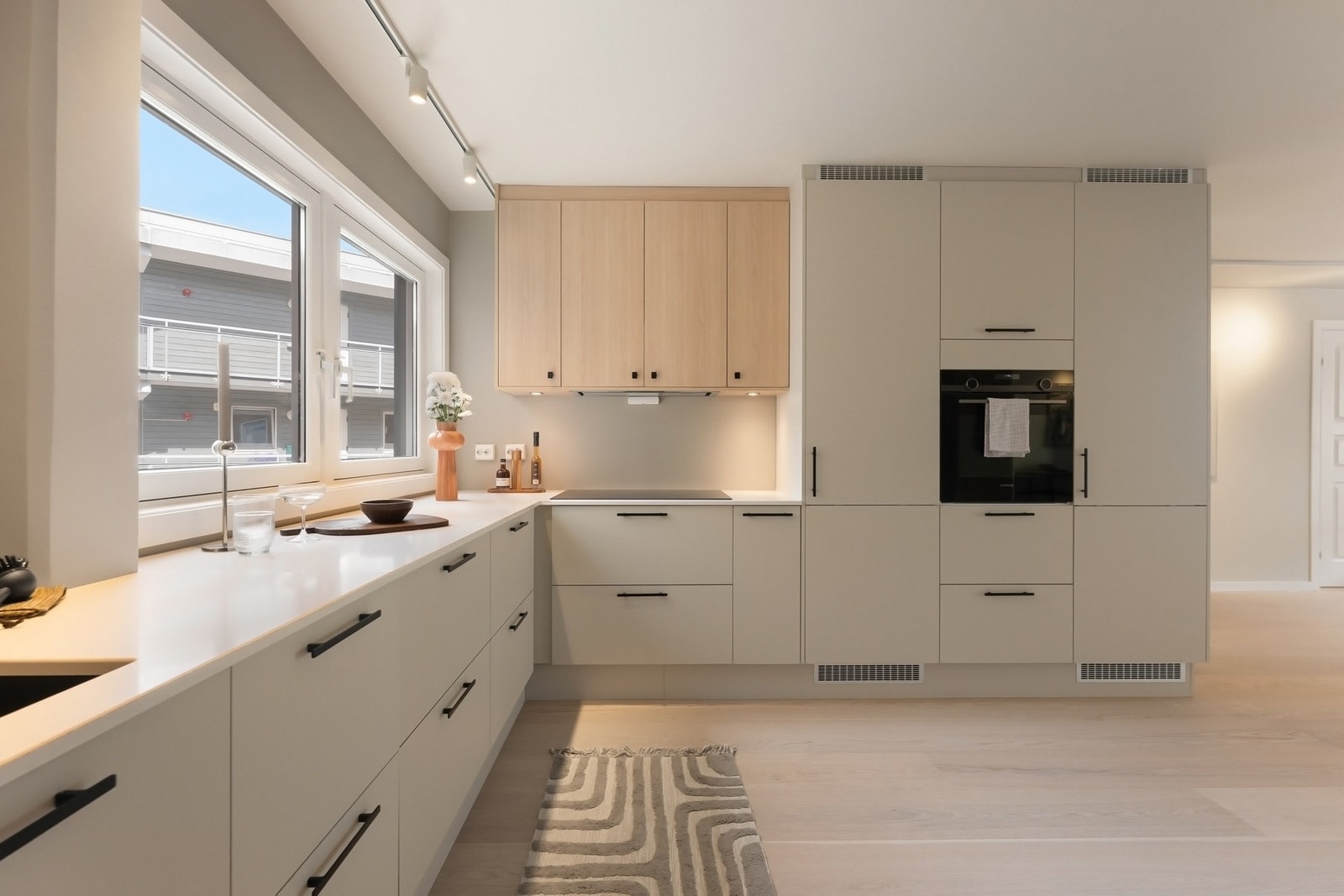 Integrerte hvitevarer som komfyr, oppvaskmaskin, kjøleskap og fryser. Galleribilde