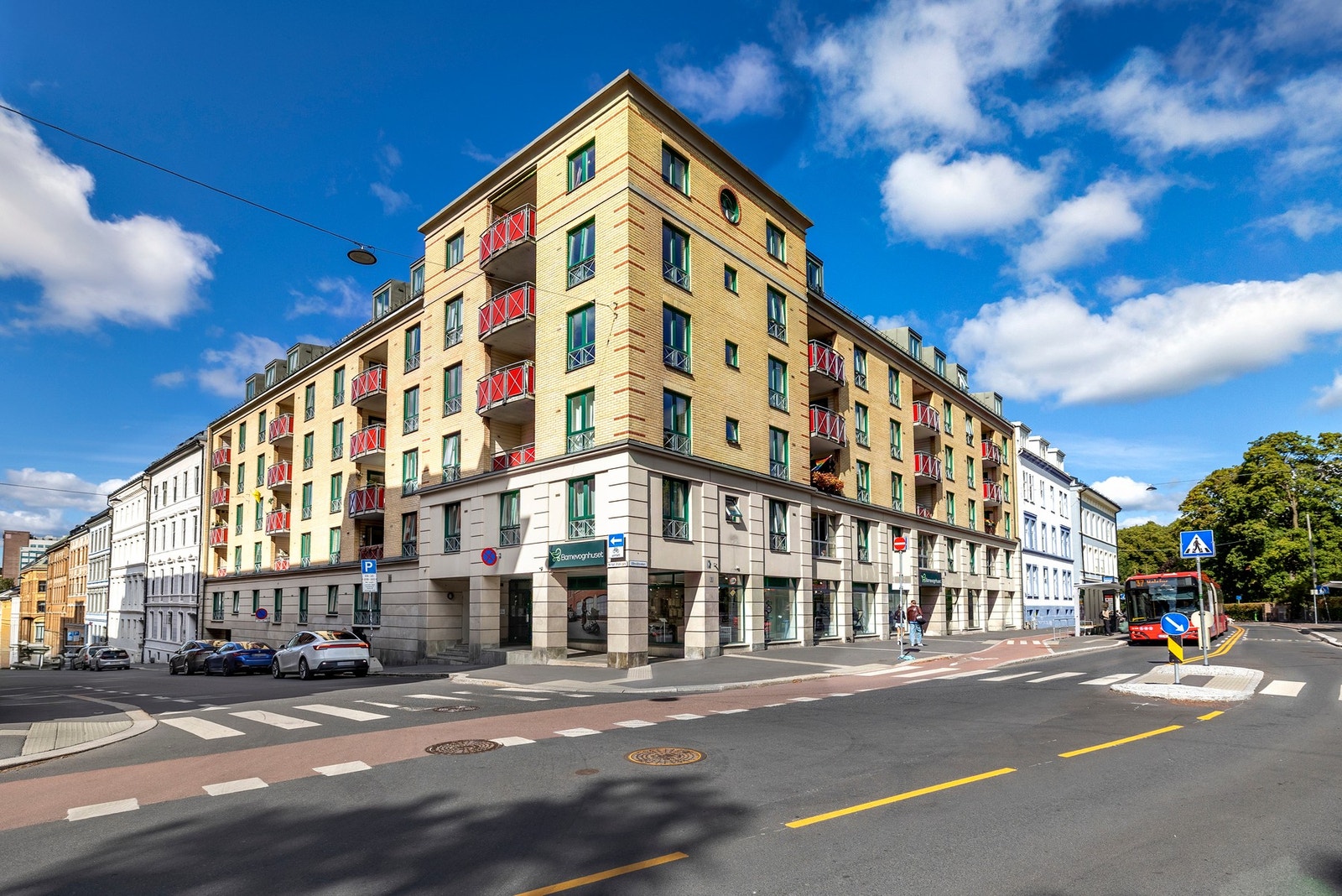 Velholdt bygård fra 1991 med heis og felles garasjeanlegg i kjeller Galleribilde