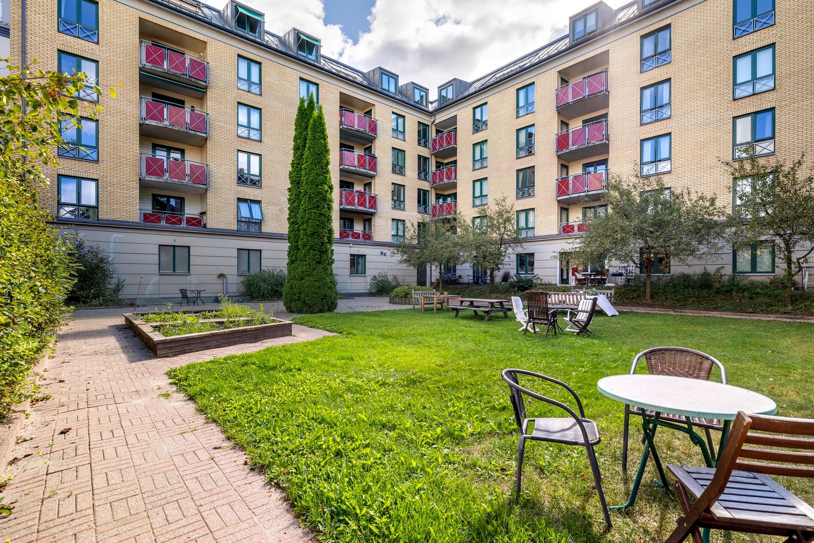 Nydelig bakgård med sol fra ca. kl. 10:00 Galleribilde