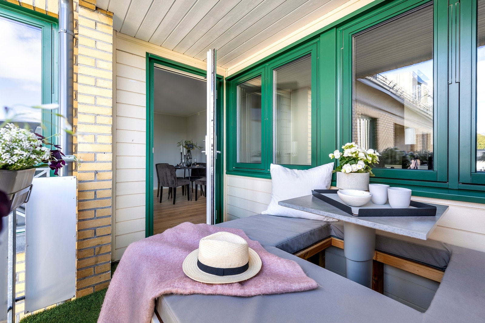 Herlig takoverbygd balkong med plassbygd daybed Galleribilde
