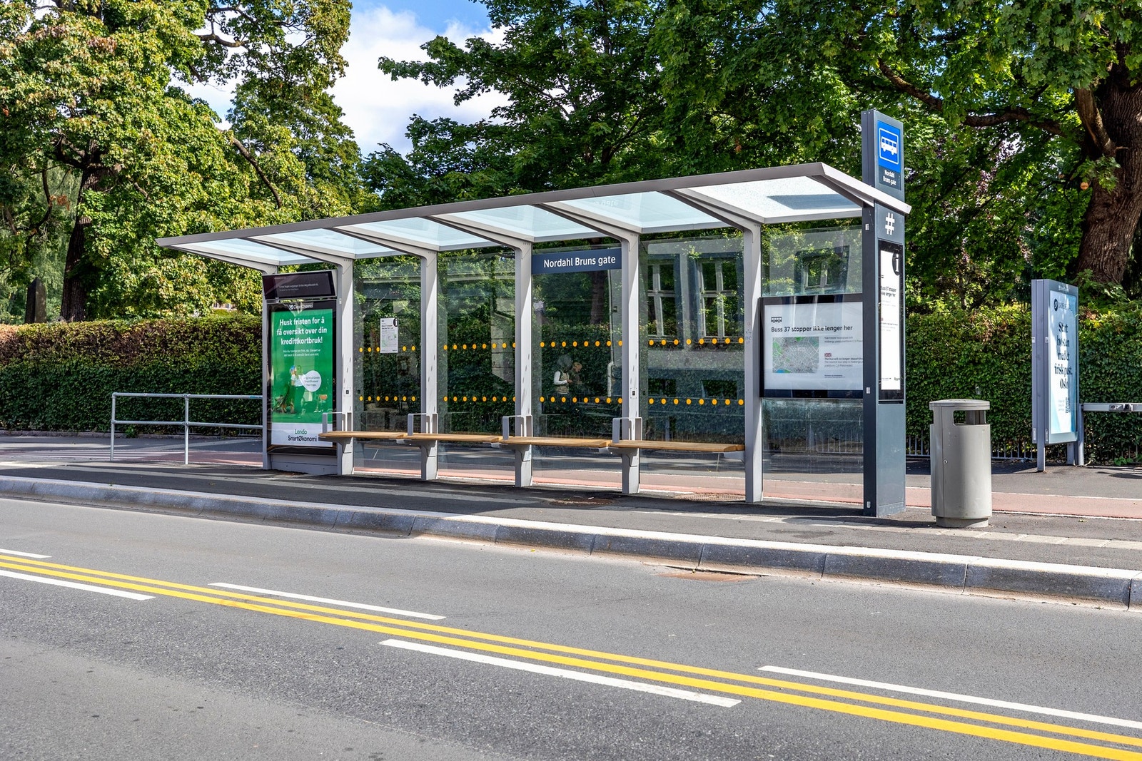 Bussholdeplass ved inngangsparti - Ullevålsveien Galleribilde
