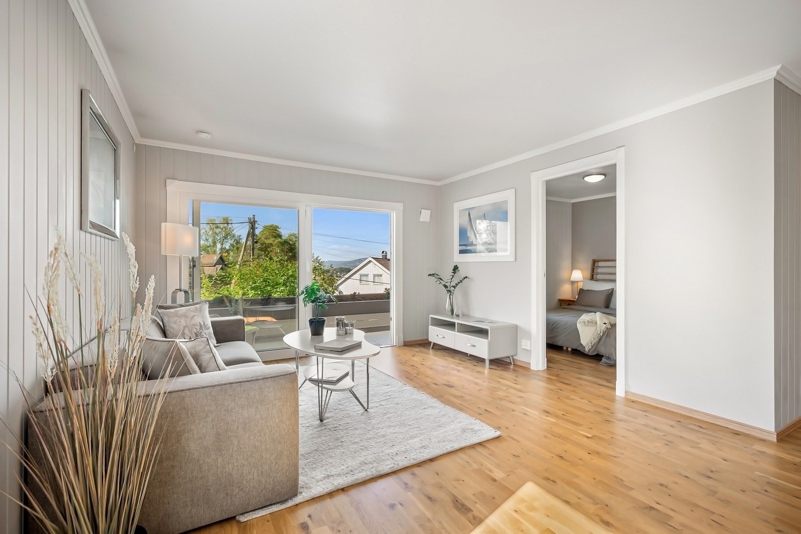 Vinduer og balkongdør ble skiftet i 2015. Det ble montert bred skyvedør for ekstra lys og utsikt Galleribilde