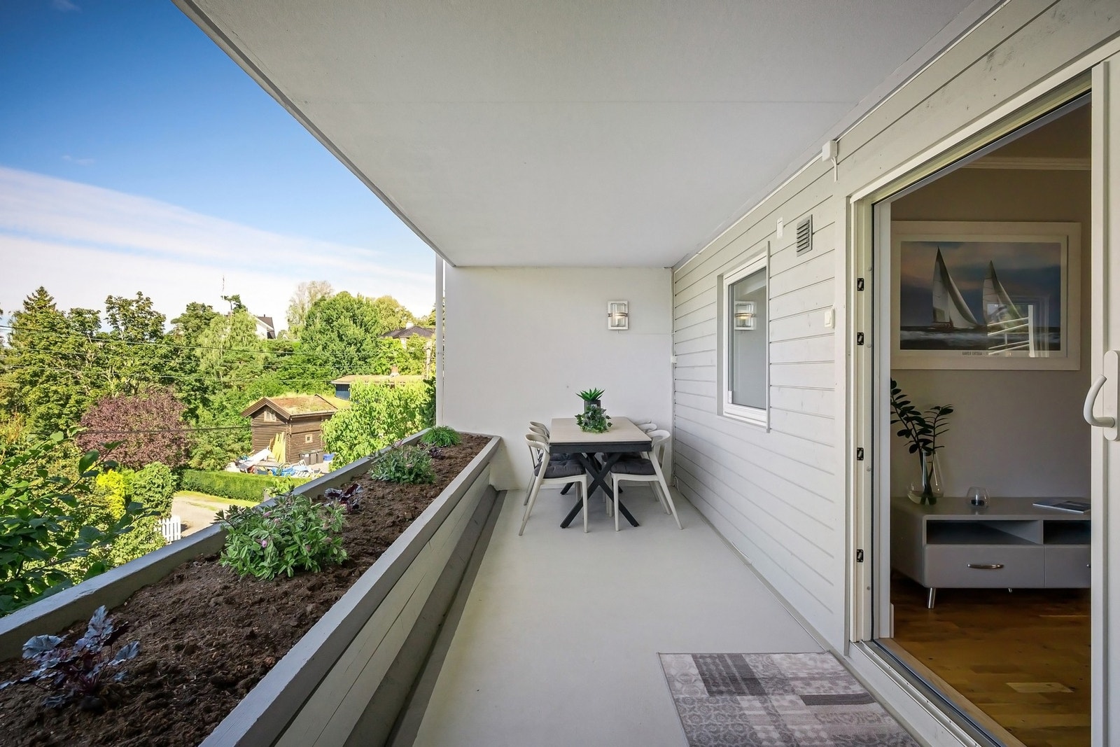 Det er montert utelys, stikkontakt og utekran på balkongen Galleribilde