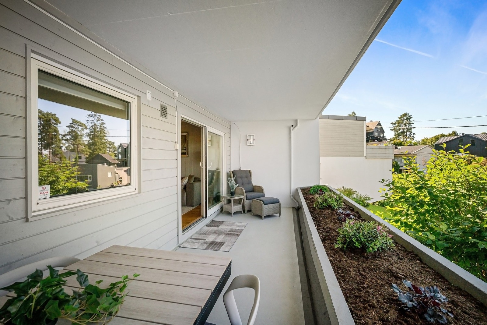 Balkongen har ettermiddag- og kveldssol i sommerhalvåret Galleribilde