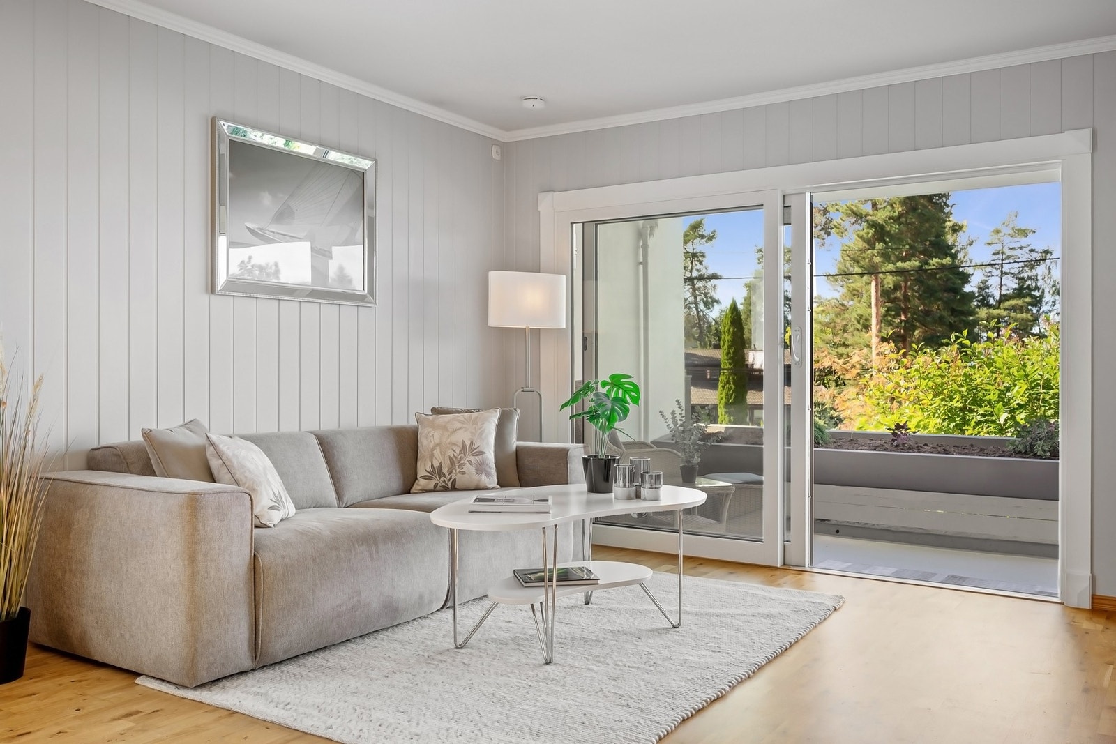 Utgang fra stuen ut til stor balkong på ca. 13 m² Galleribilde