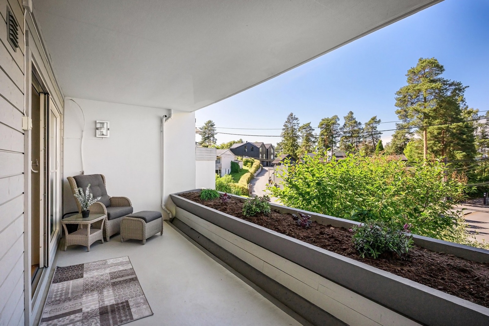 Flott utsyn over nærområdet, mot byen og fjorden Galleribilde