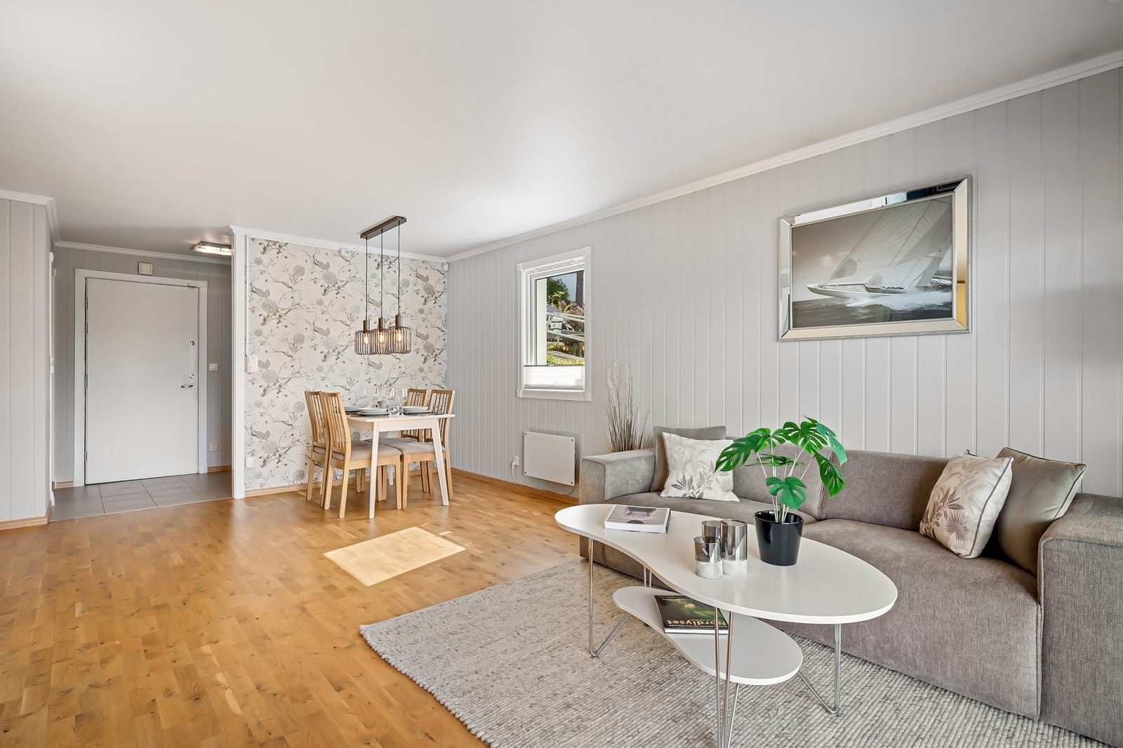 Leiligheten har en flott intern beliggenhet på enden med vindusflater mot to himmelretninger Galleribilde