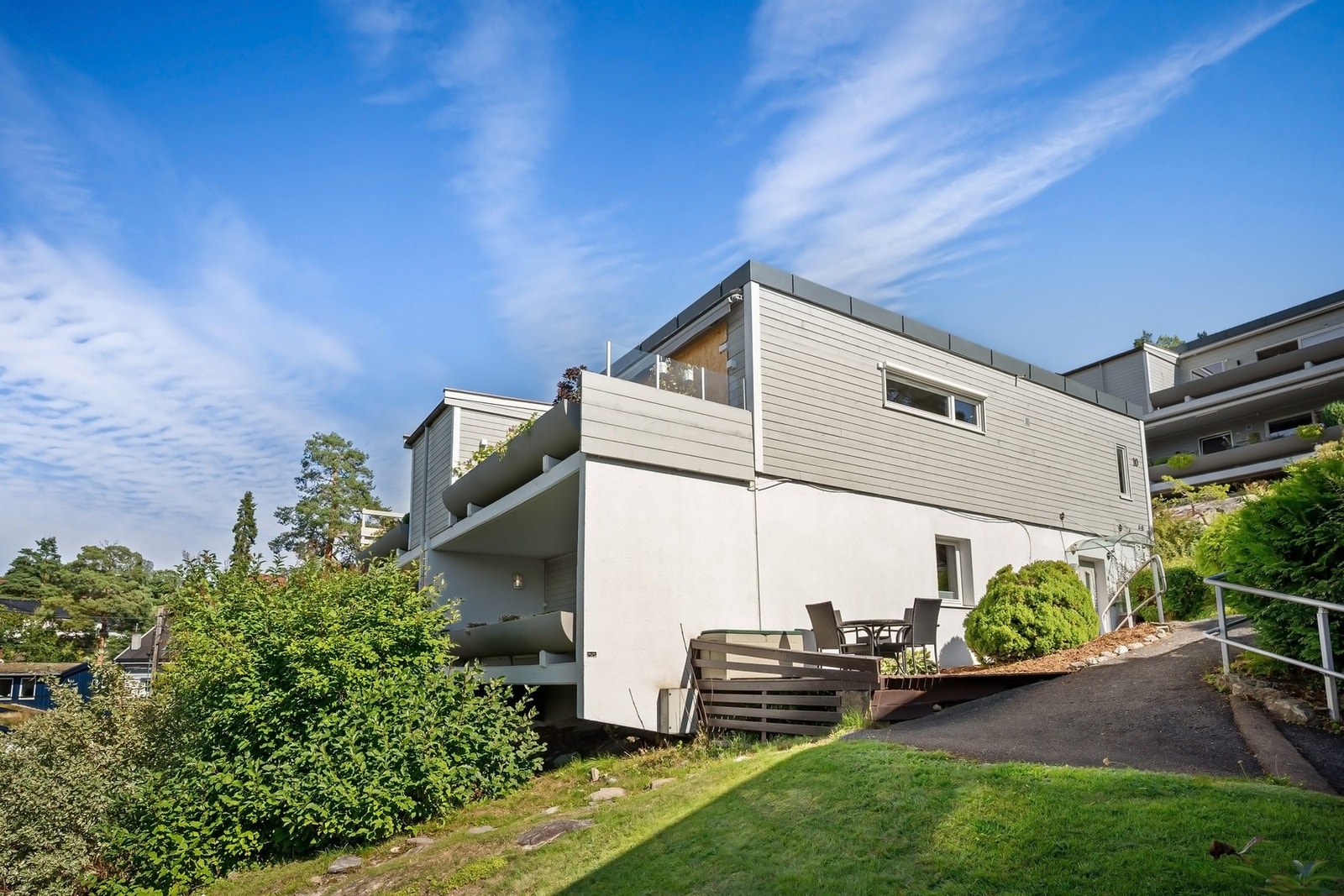 Leiligheten ligger med trappefri adkomst i underetasjen Galleribilde