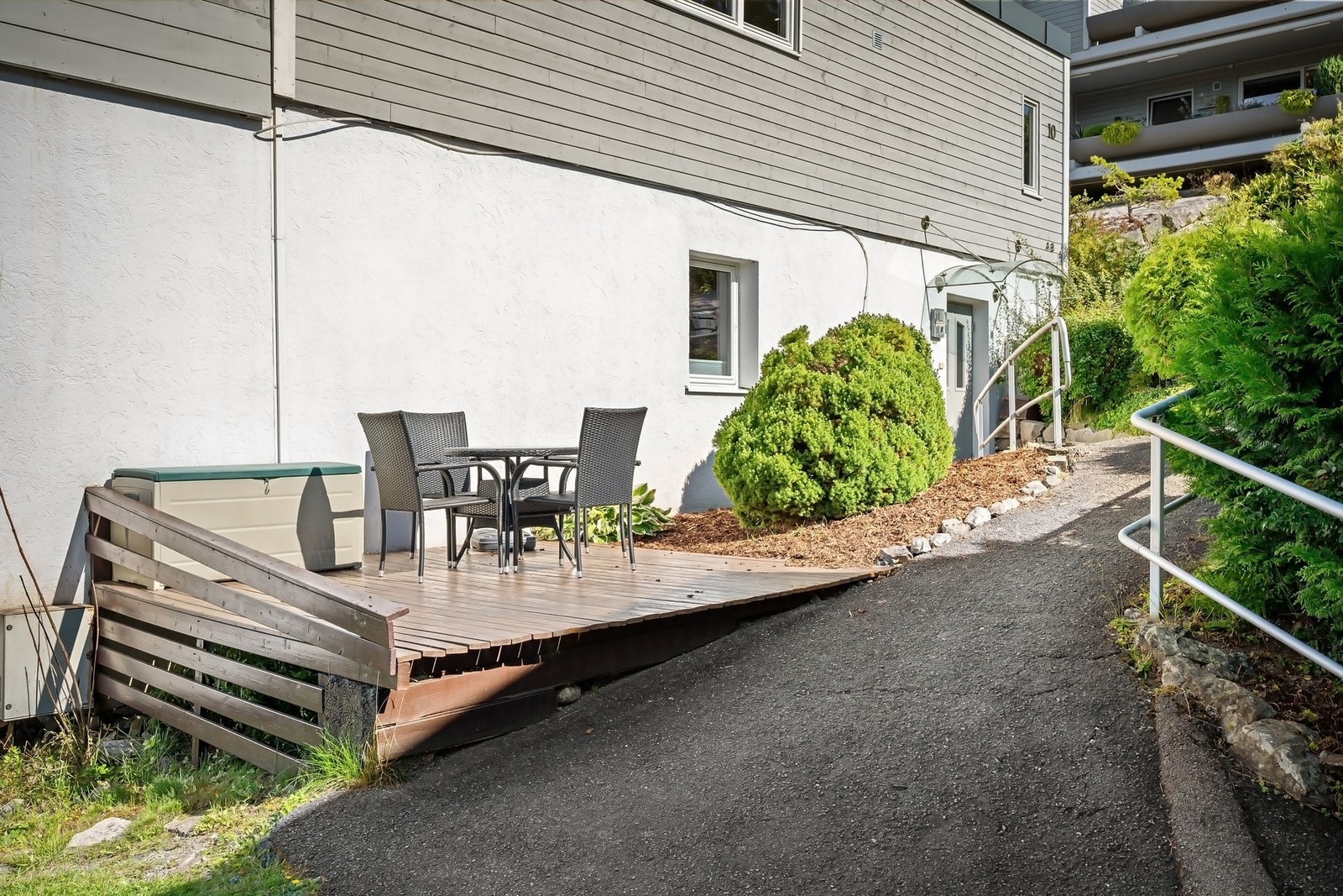 Ved inngangspartiet er det felles terrasseplatting med gode solforhold Galleribilde