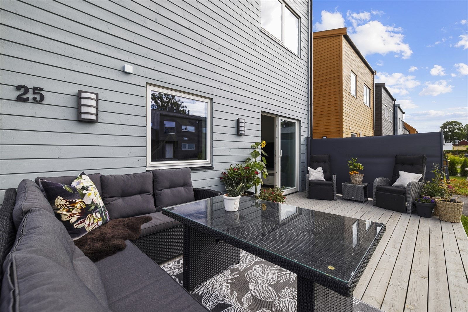 Fra stuen er det utgang til en herlig markterrasse på 17 kvm. Galleribilde