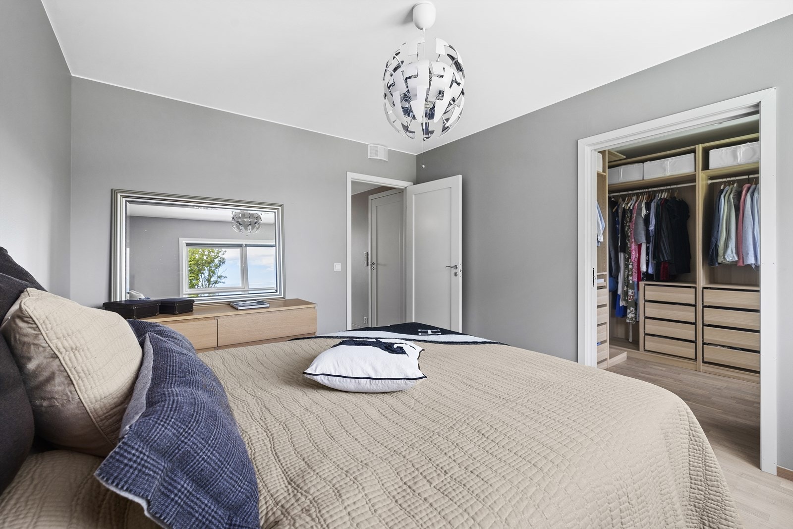 Fra soverommet er det direkte adkomst til eget walk-in closet. Galleribilde