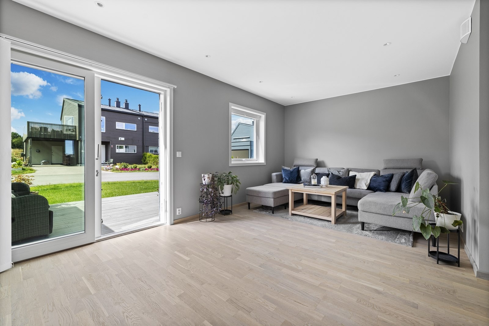 Store vindusflater som gir rikelig med naturlig lys og fritt utsyn. Galleribilde