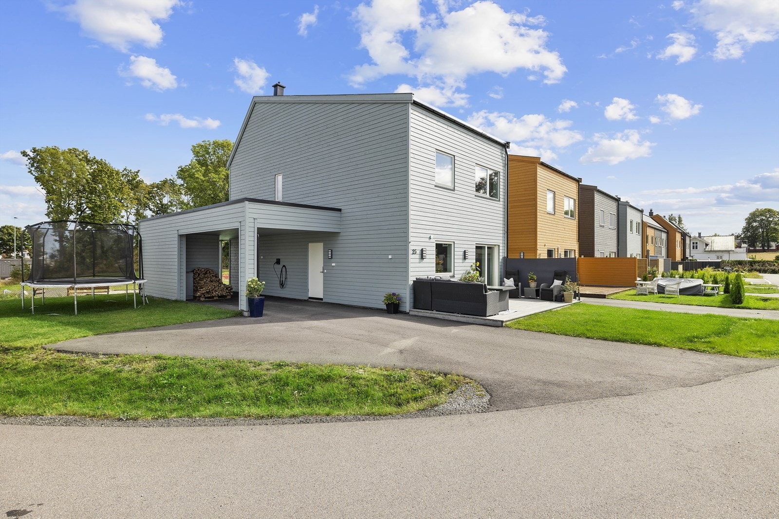 Boligen ligger i et rolig og barnevennlig boligfelt, perfekt for deg som ønsker både komfort og praktiske løsninger i hverdagen. Galleribilde