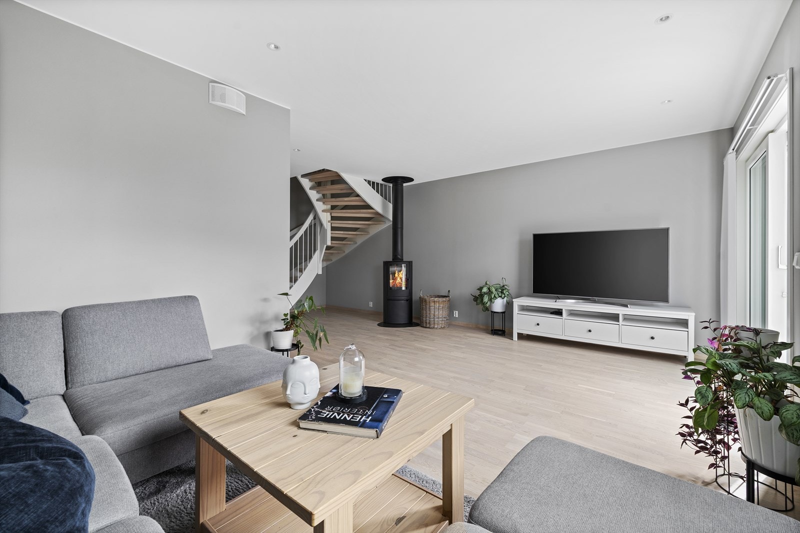 Overflatene er stilrene og velholdte med pen parkett og lune fargevalg. Galleribilde