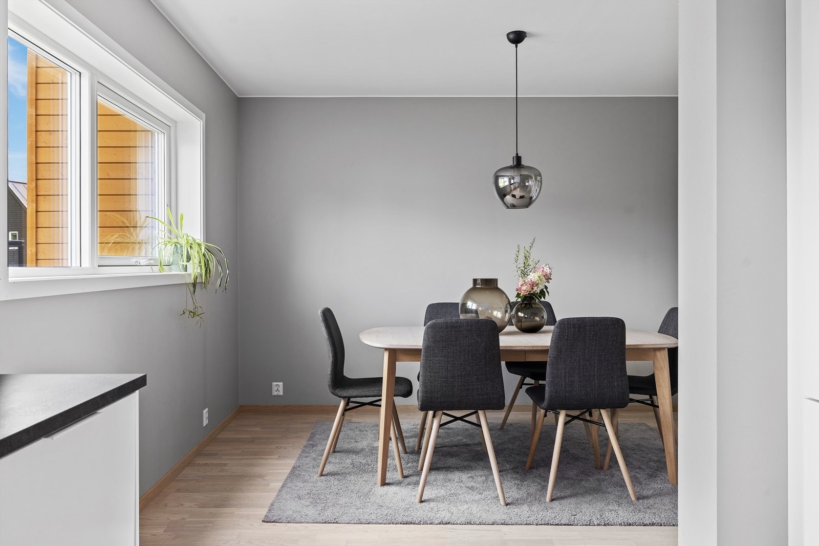 Rommet har en gjennomgående planløysing som sikrer optimale lysforhold. Galleribilde