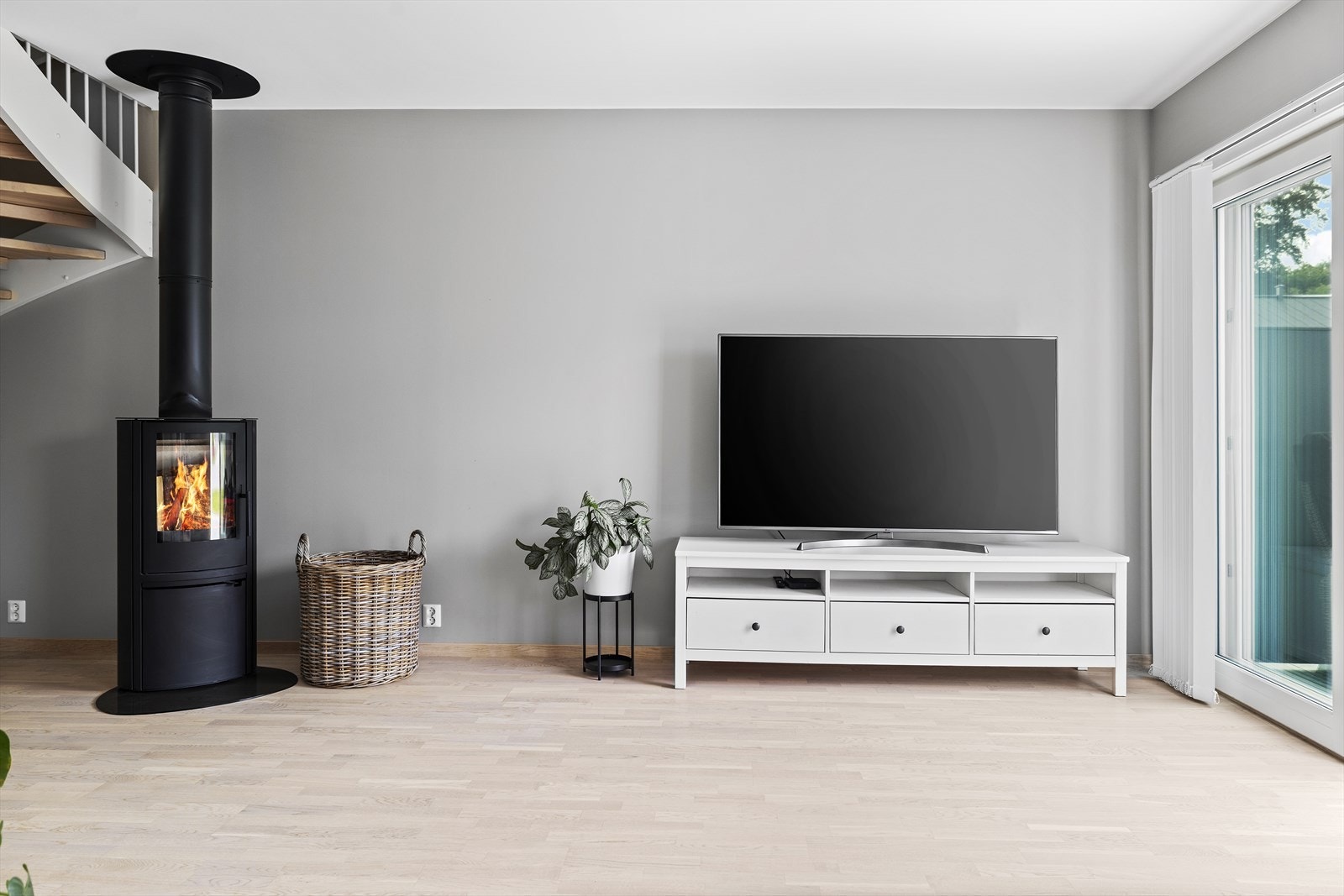 Boligen varmes opp med både peis og varmepumpe. Galleribilde