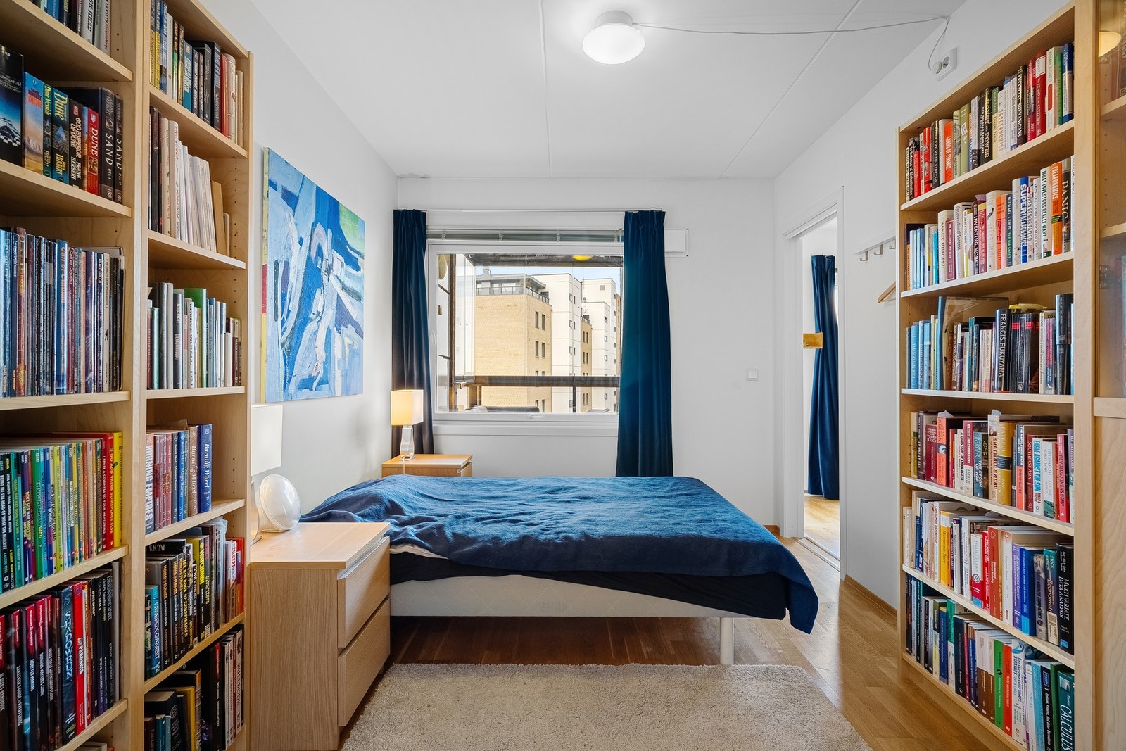 Soverommet er av god størrelse med plass til ønsket seng og oppbevaring. Galleribilde