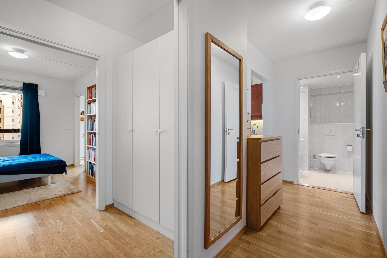 Lys og innbydende entré som gir tilkomst til samtlige rom i leiligheten. Galleribilde