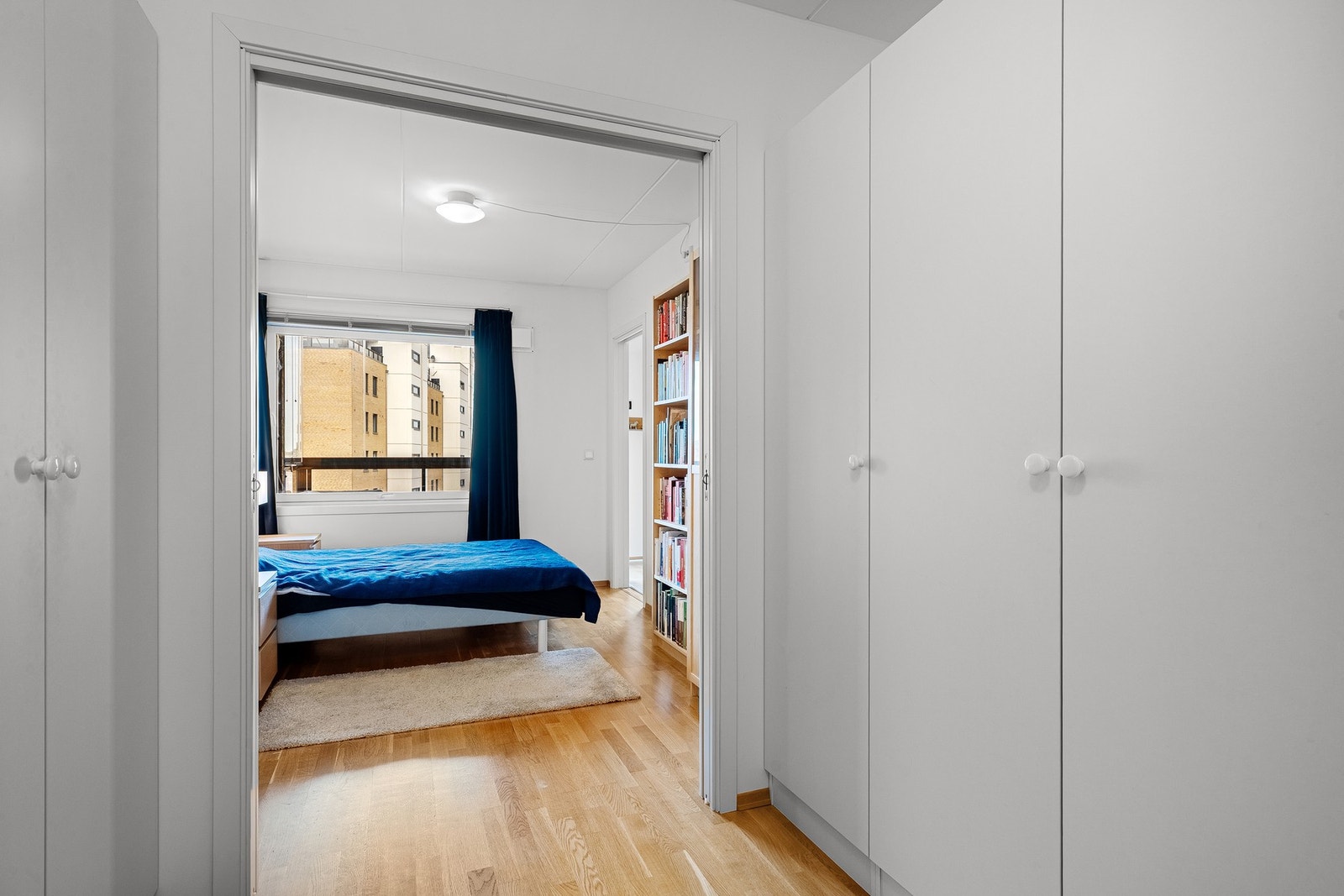 Fra soverommet har man adkomst til garderobe. Galleribilde