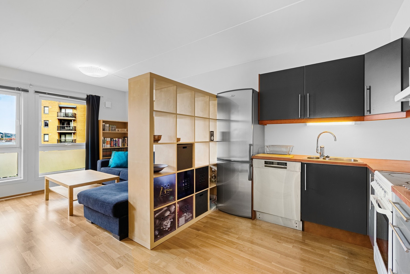 Stue og kjøkken ligger i åpen løsning til hverande, noe som gir rommet en sosial atmosfære. Galleribilde