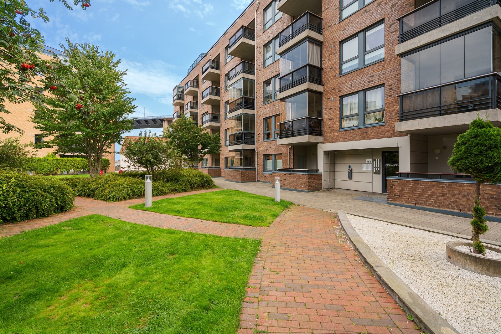 Her får man en ideell bolig og beliggenhet for deg som ønsker nærhet til alt byen har å by på, men samtidig tilbaketrukket. Galleribilde