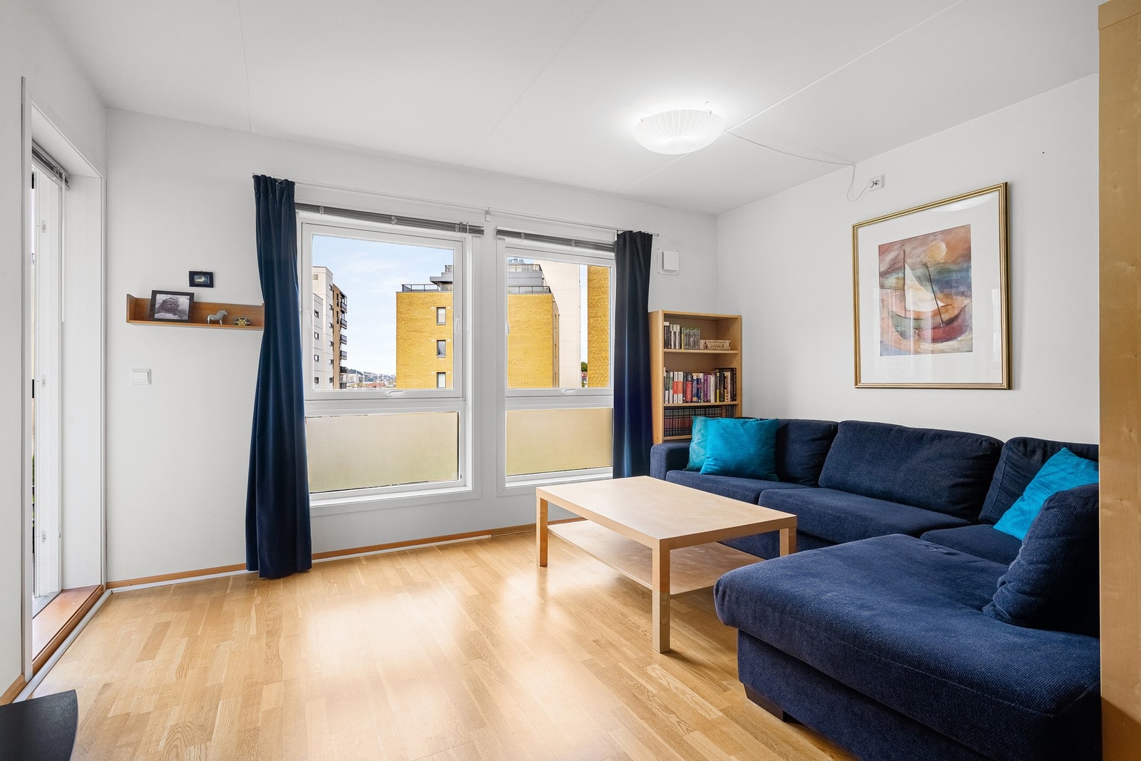 Innvendig fremstår boligen lys og luftig med store vindusflater som sikrer godt med naturlig lysinnslipp. Galleribilde