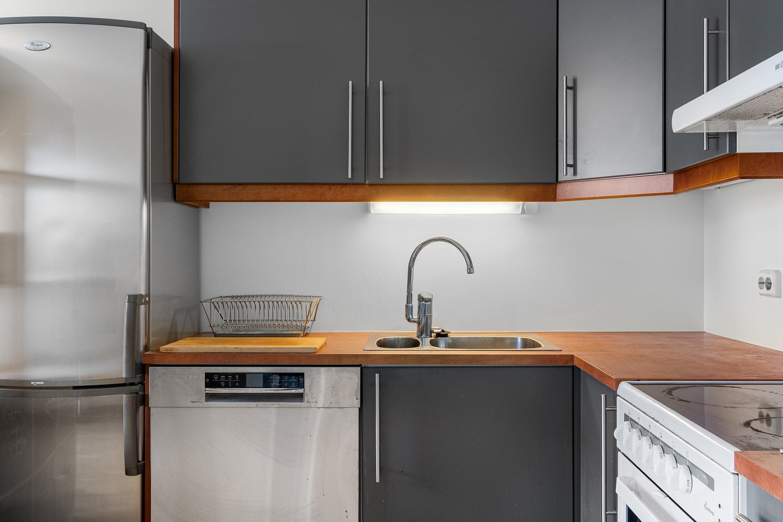 Kjøkkenet har god skap- og benkeplass. Galleribilde